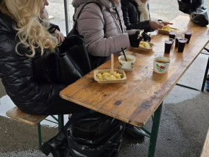 Корнелия хапва скара и пие домашно вино на &bdquo;Илиянци&ldquo;
