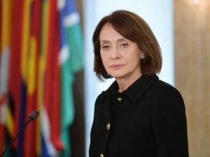 Надежда Нейнски в костюм за&nbsp;4 бона от &bdquo;девствена&ldquo; вълна (Снимка)
&nbsp;