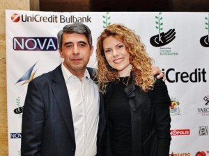 Жената на Плевнелиев закъса с парите
