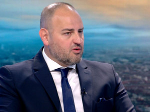 Депутат на Радев изпрати абитуриентка (Снимки)