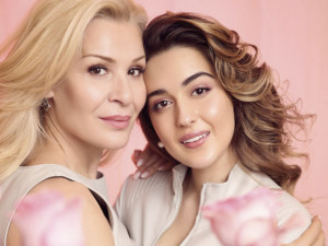 Майката на Гала гледа бременната&nbsp;си внучка Мари като принцеса (Снимки)