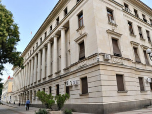 Армия от пенсионери продължава да работи в Министерството на отбраната
