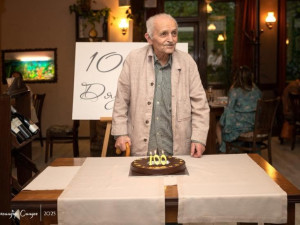 Майстор на акварела си пийва мастика и на 101 г.
