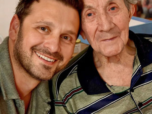 Актьорът Александър Сано:&nbsp;Дядо ми стана на 93, обича ракийка&nbsp;и винце, пушил е 50 години
&nbsp;