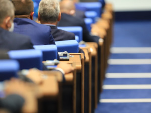 Депутатската заплата &ndash; колкото 20 минимални пенсии 
