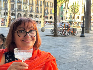 Миглена Ангелова продава тениски по 50 евро (Снимки)