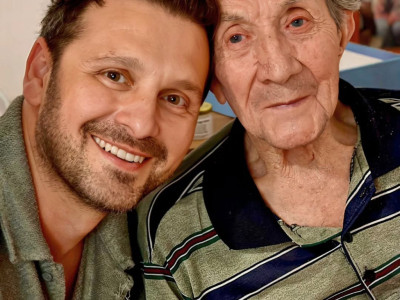 Актьорът Александър Сано:&nbsp;Дядо ми стана на 93, обича ракийка&nbsp;и винце, пушил е 50 години
&nbsp;