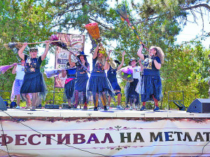 &bdquo;Вещици&ldquo; танцуваха с метли в село Свобода
&nbsp;