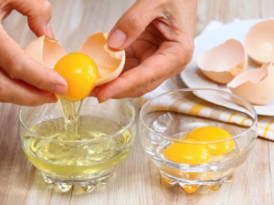 Домашна маска с жълтък срещу косопад
